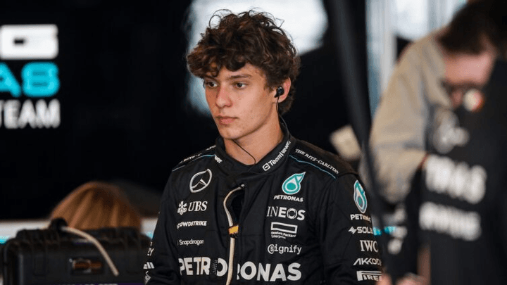 George Russell en combinaison Mercedes-AMG Petronas dans le garage lors d'une séance F1