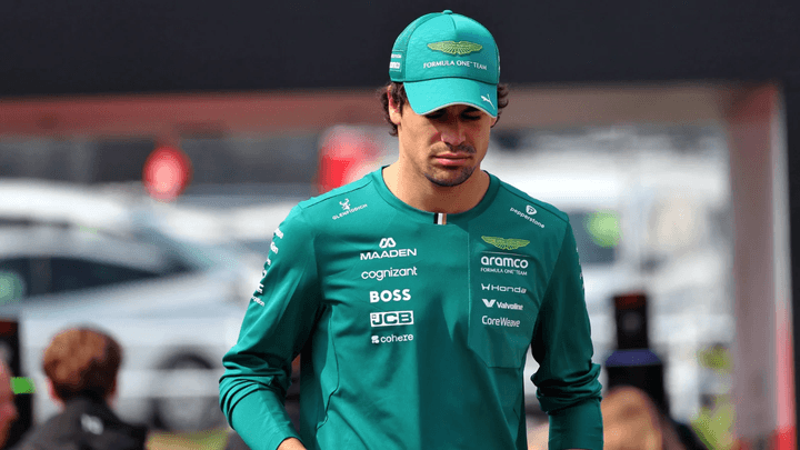 Lance Stroll en conférence de presse, portant une casquette Aston Martin