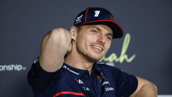Max Verstappen sourit en conférence de presse avec sa casquette Red Bull Racing