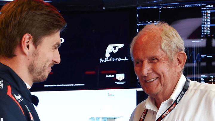 Helmut Marko discute avec un pilote Red Bull dans le garage lors d'une session F1