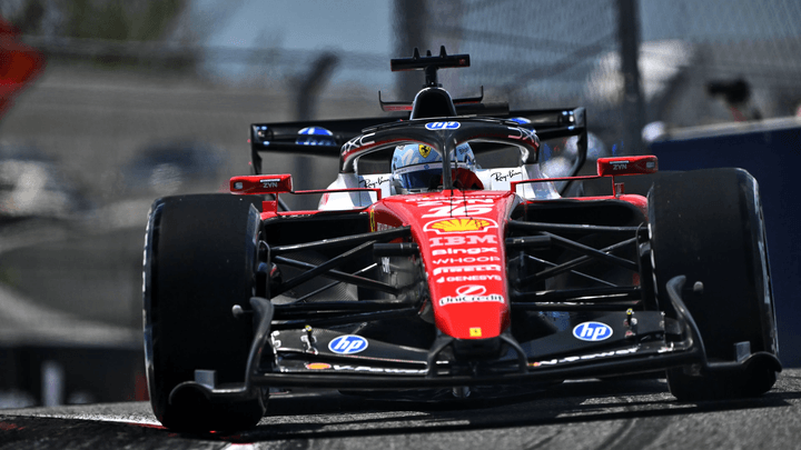 Charles Leclerc au volant de sa Ferrari rouge sur le circuit de Miami lors des essais libres