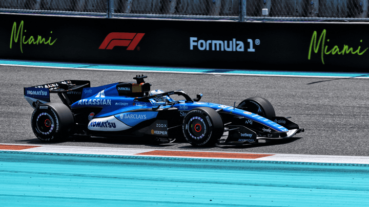 Monoplace Williams F1 bleue et noire sur le circuit de Miami