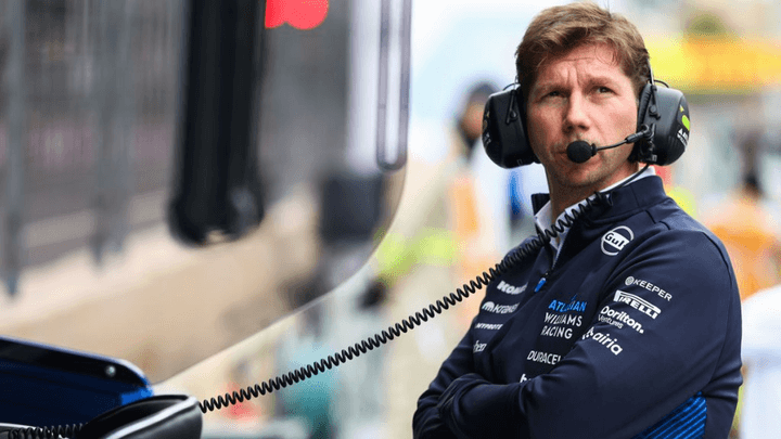 Membre de l'équipe Williams F1 avec casque radio sur le muret des stands