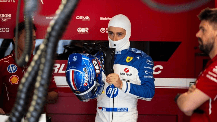 Pilote F1 en combinaison blanche et bleue avec cagoule dans le garage Ferrari