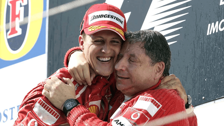 Michael Schumacher et Jean Todt s'embrassent lors d'une célébration de victoire en Formule 1