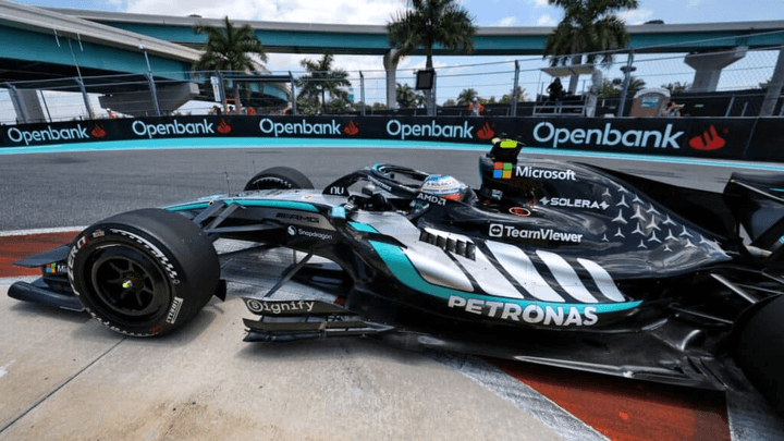 Monoplace Mercedes F1 W14 sur le circuit de Miami avec les sponsors Petronas et Microsoft