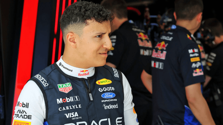 Isack Hadjar en combinaison Red Bull Racing dans le paddock