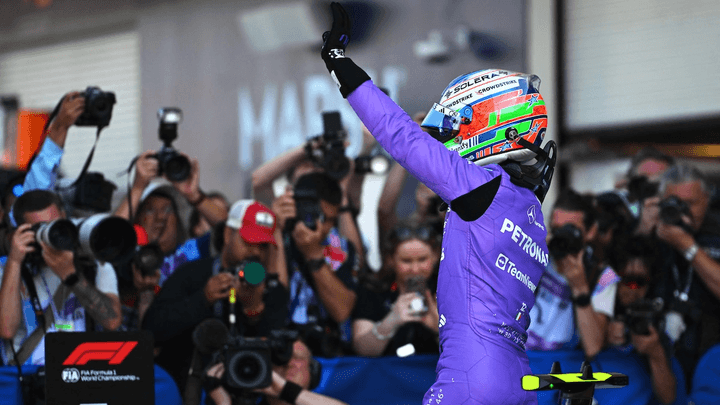 Kimi Antonelli célèbre sa victoire au Grand Prix de Miami, bras levé vers la foule en liesse