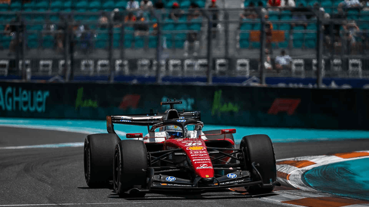 Charles Leclerc au volant de sa Ferrari rouge lors du Grand Prix de Miami