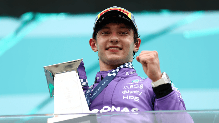 Kimi Antonelli célèbre sa victoire au Grand Prix de Miami 2026, levant le poing en l'air