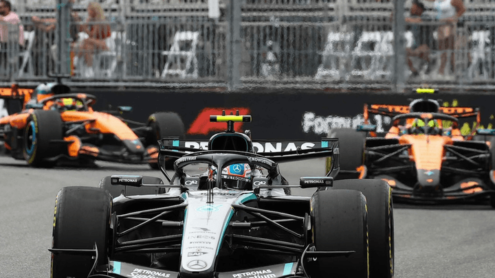 Voiture Mercedes F1 en tête devant McLaren lors du Grand Prix de Miami
