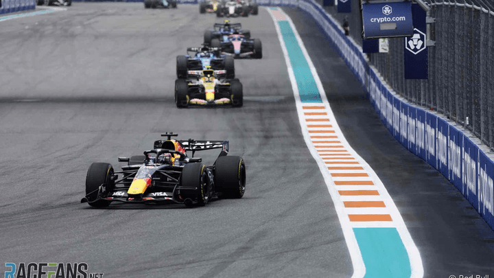 Voiture Red Bull de Verstappen en action sur le circuit de Miami avec les lignes blanches visibles au premier plan
