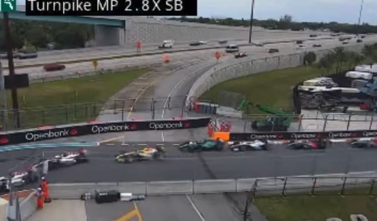 Accident multi-voitures F1 au virage Turnpike MP avec drapeaux oranges et débris sur piste