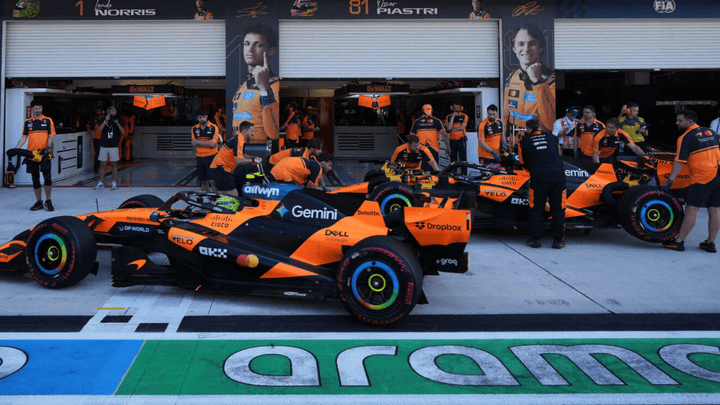 Arrêt aux stands McLaren avec mécaniciens en action lors du Grand Prix de Miami