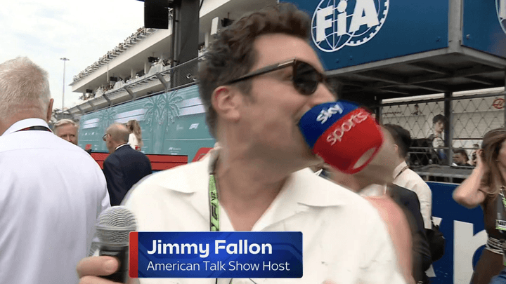 Jimmy Fallon avec un micro rouge lors d'une interview à Miami