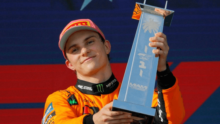 Pilote McLaren célèbre sa victoire au GP de Miami avec son trophée et casquette Pirelli