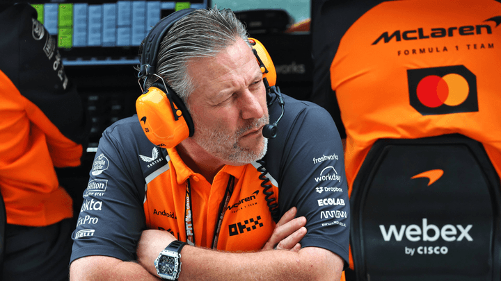 Laurent Mekies, directeur technique de McLaren, portant des lunettes et une chemise bleue dans le garage de l'équipe