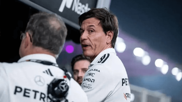 Toto Wolff, directeur de Mercedes-AMG F1, en discussion avec son équipe lors d'un événement