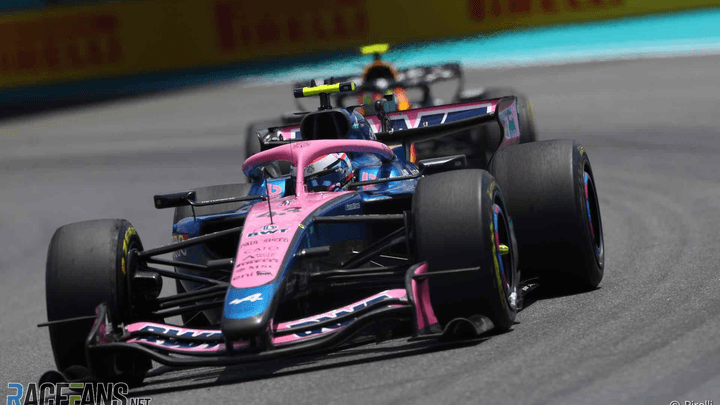 Franco Colapinto en action dans sa voiture Alpine rose lors du Grand Prix de Miami