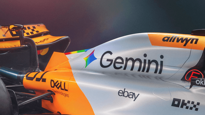 Monoplace McLaren F1 orange et blanche avec sponsors Gemini, eBay et Dell Technologies
