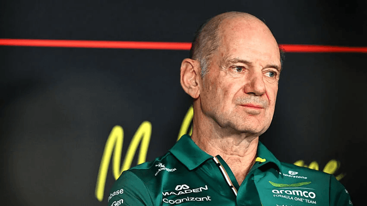 Adrian Newey en tenue Aston Martin, regard pensif