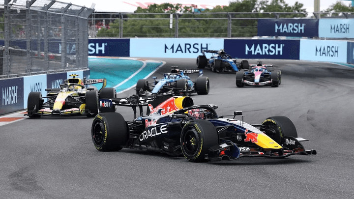 Verstappen en Red Bull devance plusieurs monoplaces lors du Grand Prix de Miami