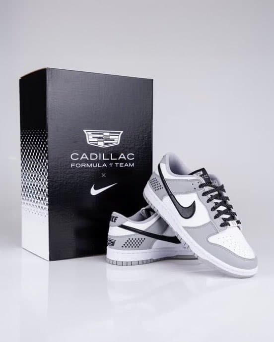 Baskets Nike x Cadillac F1 Team grises et blanches avec leur boîte officielle