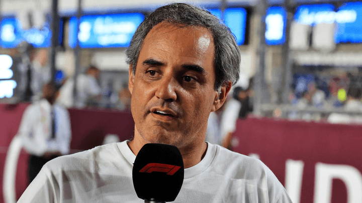 Juan Pablo Montoya en interview avec un microphone F1 officiel dans le paddock