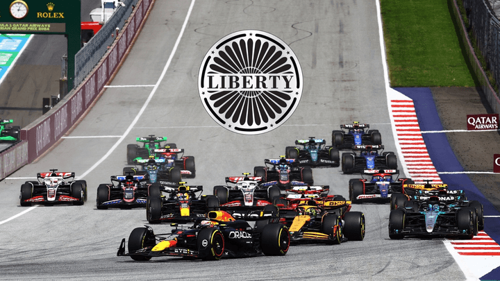 Départ du Grand Prix F1 avec les monoplaces en formation sur la ligne de départ du circuit