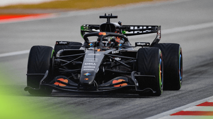 Voiture de Formule 1 en action sur circuit mouillé