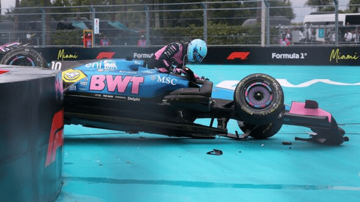 Voiture de F1 Alpine BWT accidentée sur le circuit de Miami, voiture retournée sur la piste