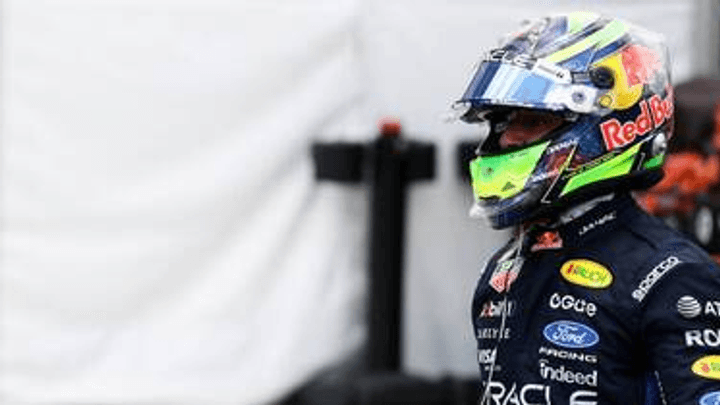 Isack Hadjar en combinaison Red Bull Racing avec son casque coloré