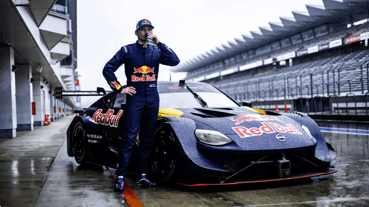 Max Verstappen posant avec une voiture de sport Red Bull sur un circuit