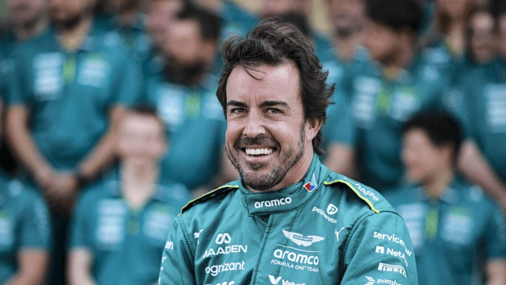 Fernando Alonso souriant en combinaison Aston Martin