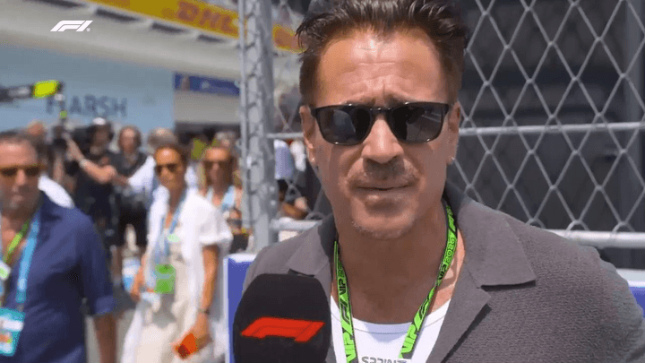 Arnold Schwarzenegger avec lunettes de soleil et accréditation dans le paddock F1