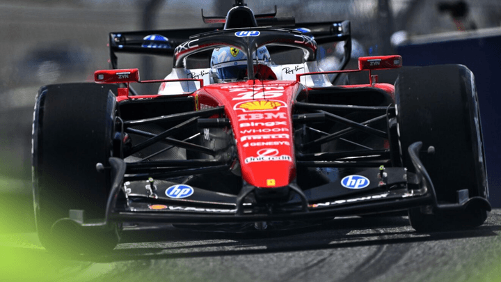 Voiture Ferrari F1 rouge en action sur le circuit