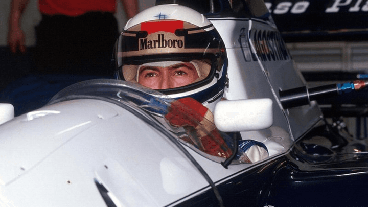 Giovanna Amati dans le cockpit de sa Formule 1, casque vissé, prête à courir