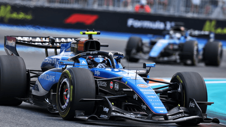Voiture de F1 Williams en action sur circuit avec pilote au volant