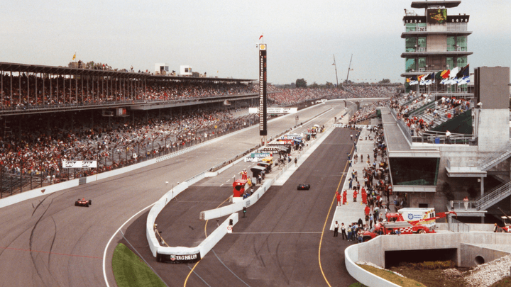 Vue de la célèbre tour de contrôle et de la ligne droite de l'Indianapolis Motor Speedway