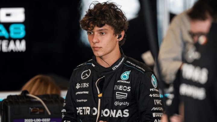 Kimi Antonelli en combinaison Mercedes lors d'un événement médiatique