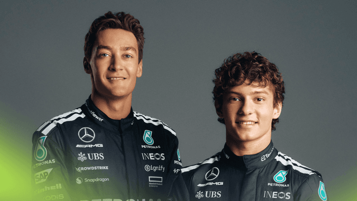 George Russell et Kimi Antonelli en combinaisons Mercedes posent ensemble