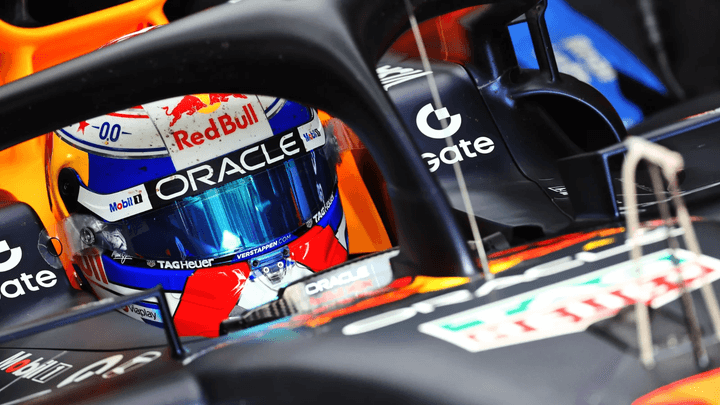 Max Verstappen dans son cockpit Red Bull Racing Oracle, concentré au volant de sa monoplace de Formule 1
