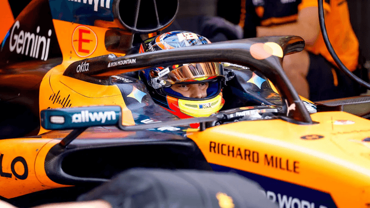 Pilote McLaren concentré dans son cockpit avant une course