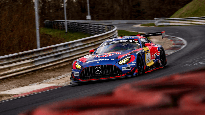 Mercedes AMG GT3 Red Bull de Max Verstappen en action sur le Nürburgring