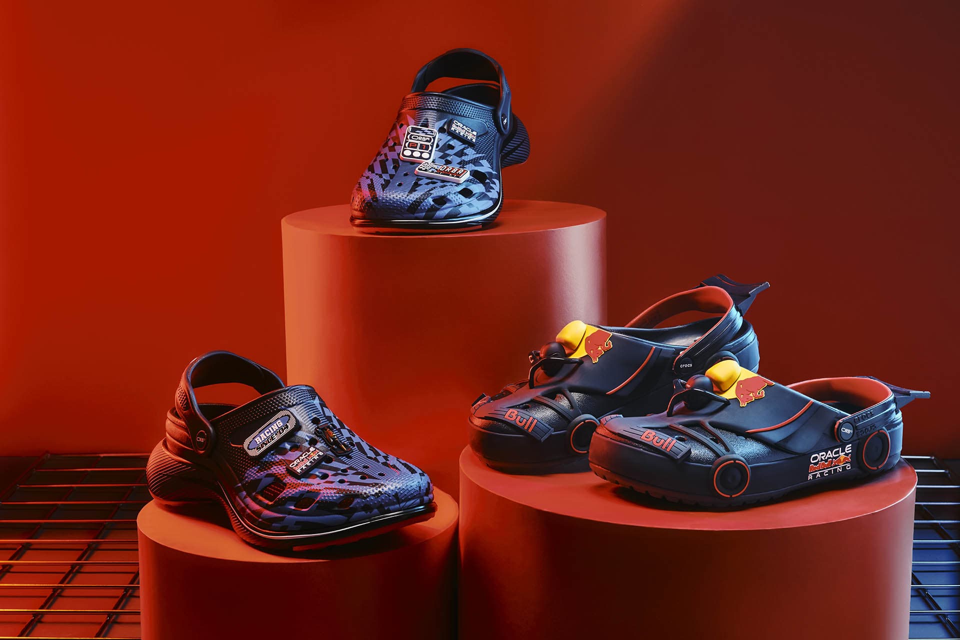 Collection de sabots Crocs Red Bull Racing F1 Oracle avec logos d'équipe sur podium rouge