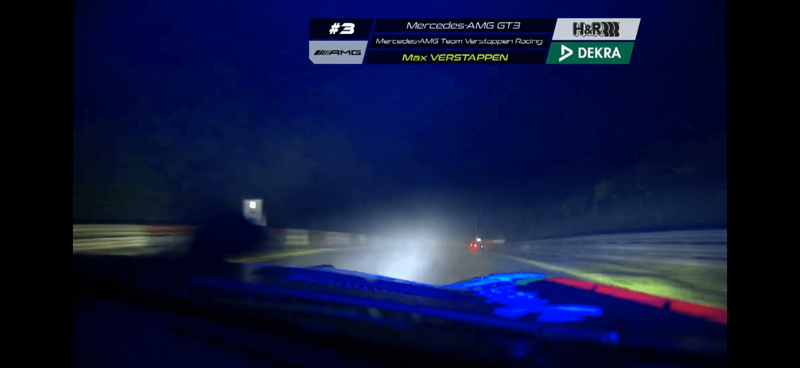 Max Verstappen #3 Mercedes-AMG GT3 en course nocturne sur circuit avec éclairage LED