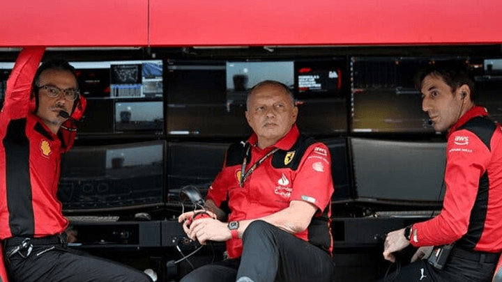 Fred Vasseur en pleine stratégie avec son équipe Ferrari dans le garage