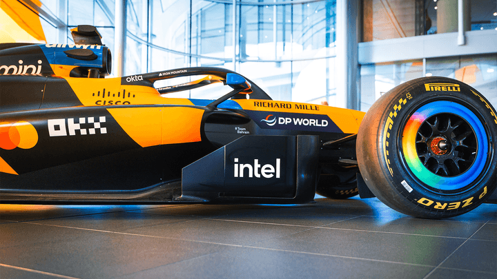 Voiture de Formule 1 McLaren orange avec le logo Intel visible sur le châssis