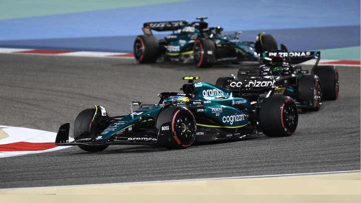 Duel serré entre les Aston Martin de Fernando Alonso lors d'un Grand Prix de Formule 1