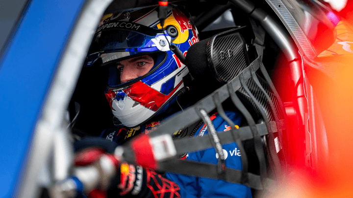 Pilote Red Bull dans son cockpit avec casque aux couleurs britanniques
